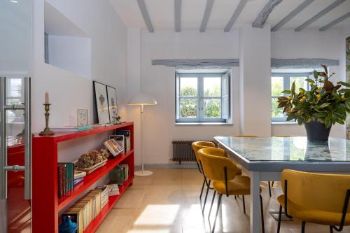 加利扎诺Casona Las Cinco Calderas的一间设有红色桌子和黄色椅子的用餐室