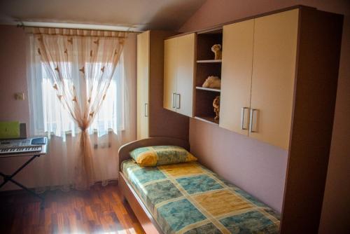 默主歌耶Hotel Holy的一间小卧室,配有床和窗户