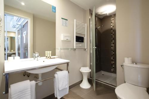 圣让-德吕兹乐莱斯圣雅克酒店的浴室配有盥洗盆、卫生间和淋浴。