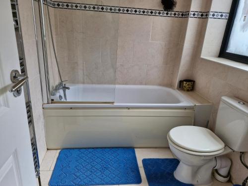 伦敦Immaculate 2-Bed Apartment in London的浴室配有白色浴缸和卫生间。
