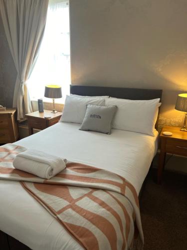 埃姆斯伯里费尔劳恩别墅酒店的卧室配有一张带两个枕头的大白色床