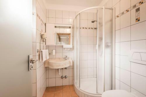 蒂鲁罗卡琳公寓式酒店的带淋浴和盥洗盆的浴室