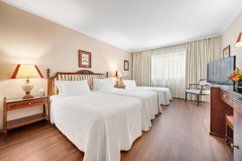 里斯本里斯波伯多禄酒店的酒店客房设有两张床和一台平面电视。
