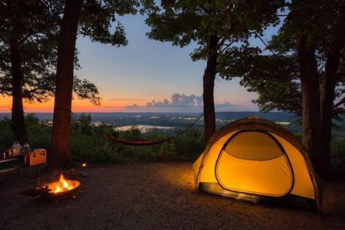 武吉丁宜Tapian Camping Ground的野外帐篷,有 ⁇ 火