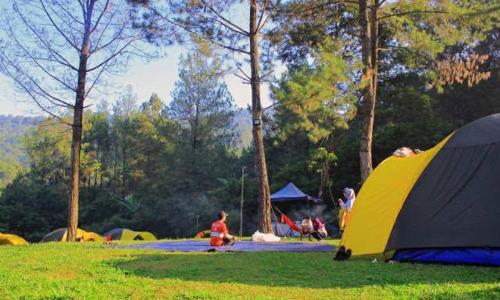 武吉丁宜Tapian Camping Ground的一群人住在帐篷里