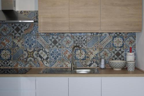 波利卡IL CORTILE DELLE ZAGARE的厨房配有水槽和瓷砖墙壁