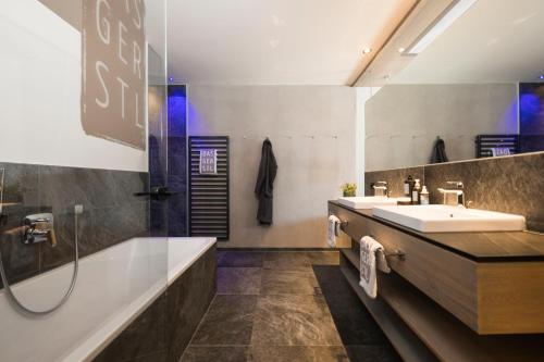 马莱斯韦诺斯塔DAS GERSTL Alpine Retreat的一间带水槽、浴缸和淋浴的浴室