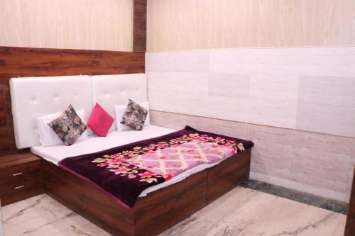 阿格拉Hotel Agarwal palace的一间卧室,床上放着鲜花
