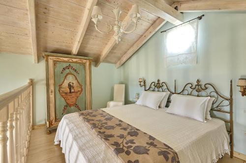 卡米拉日Orelia Cretan Deluxe Apartments的一间卧室设有一张床和木制天花板