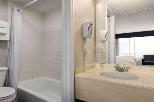 默特尔比奇默特尔比奇 - 海滨戴斯酒店的一间带水槽、卫生间和镜子的浴室