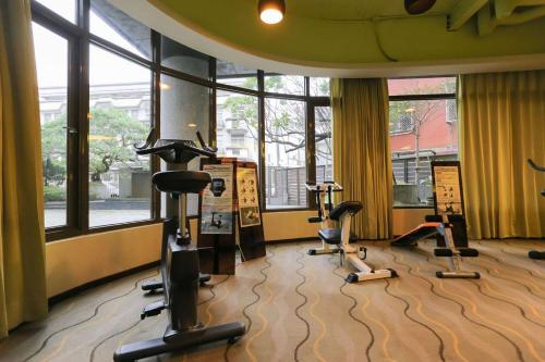 花莲市Ramada Encore By Wyndham Hualien的一间健身房,里面装有几辆健身自行车,房间设有窗户