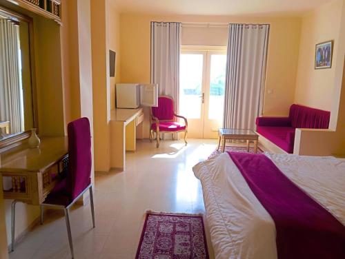 哈马马特Hammamet Serail的酒店客房,配有一张床和两把椅子