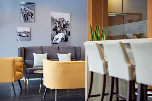 尼尔堡Lindner Hotel Nurburgring Motorsport, part of JdV by Hyatt的一间设有椅子和沙发的等候室