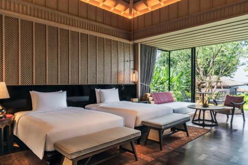纳仲天Andaz Pattaya Jomtien Beach, a Concept by Hyatt的一间卧室设有两张床和大窗户