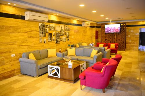 瓦迪穆萨Petra Corner Hotel的带沙发和椅子的客厅以及电视