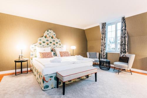 马林费尔德克劳斯特普弗特皇宫酒店的大卧室设有一张大床和大床头板