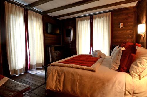 萨奥兹-杜尔克斯伊尔卡普利科诺小木屋酒店的一间带一张大床的卧室,位于带窗户的房间内