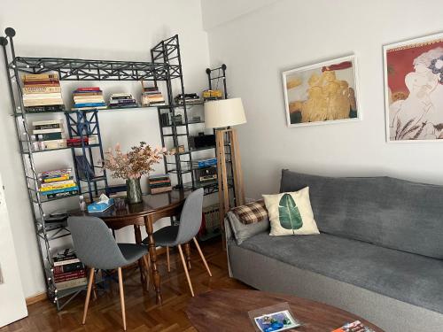雅典Alex’s home next to Laiko的客厅配有沙发和桌子