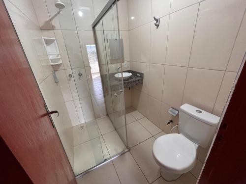 帕劳阿佩巴斯Dantas Hotel的一间带卫生间和玻璃淋浴间的浴室