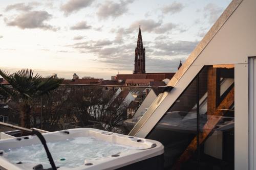 弗莱堡Historical Luxury Homes - Exclusive Selection的阳台设有浴缸,享有城市景观。