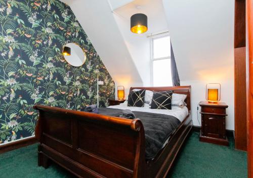 福里斯Carlton Hotel的一间卧室配有一张床,铺有绿色地毯