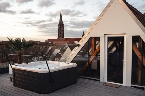 弗莱堡Historical Luxury Homes - Exclusive Selection的建筑物屋顶上的热水浴池