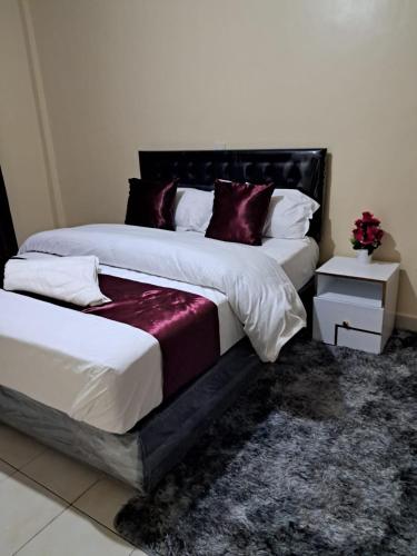 马查科斯Tirisi Homes的卧室内两张并排的床