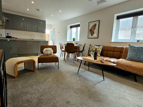 特尔福德Pass the Keys Flat 3 · Stylish Modern Apt with Patio的客厅配有沙发和桌子