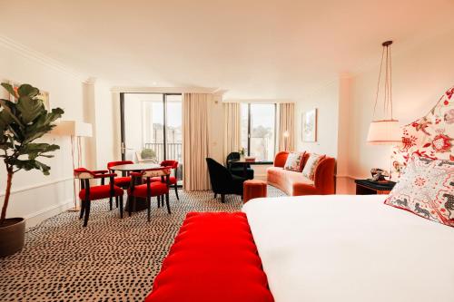 都柏林The Leinster的酒店客房,配有床和红色地毯