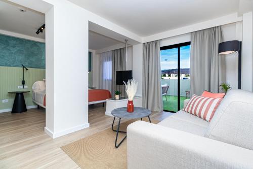英格兰海滩Hotel LIVVO Anamar Suites的带沙发的客厅和美景客房