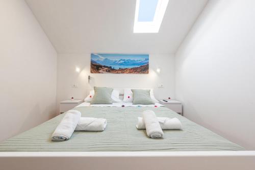 BribirVilla Izvor的白色卧室配有一张带两个枕头的大床