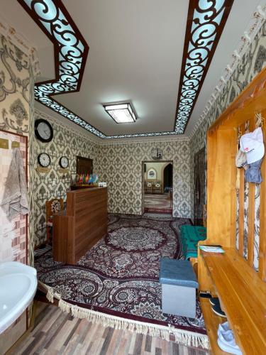 希瓦Khiva Rajab Ota的带浴缸和盥洗盆的浴室