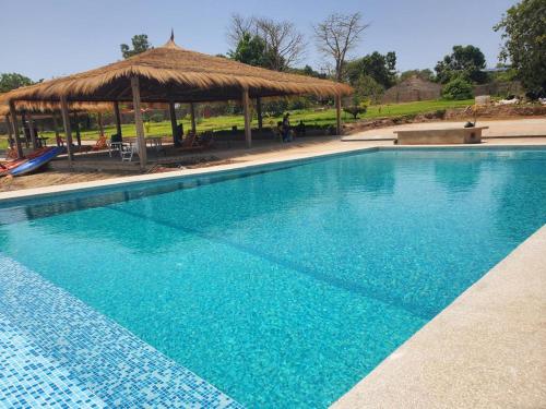 PlaqueCanafistra Prestige Villa的一个带凉亭的大型蓝色游泳池