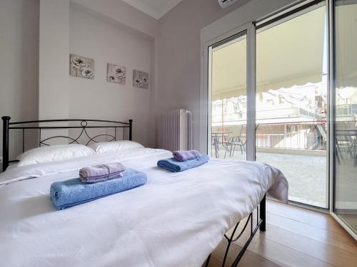 雅典2-bedroom Winter Apartment的一间卧室配有一张大床和两个枕头