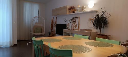 德拉塞尔瓦港La Yeye的一间带桌子和绿色椅子的用餐室