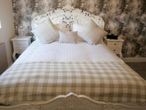 切斯特勒斯特里特莱姆顿沃姆住宿加早餐旅馆的一间卧室配有一张带 ⁇ 子毯子的床
