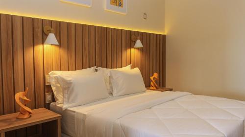 桑塔克鲁茨卡巴利亚Principe do Mutá Hotel Design的一间卧室配有一张带两盏灯的大型白色床。