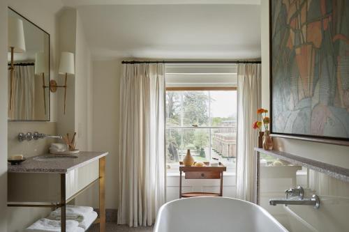 Chandler's Cross格鲁夫酒店的带浴缸、水槽和窗户的浴室