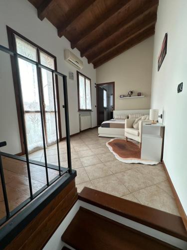 克雷莫纳Appartamento 2 poggioli的客厅配有白色的沙发和窗户。