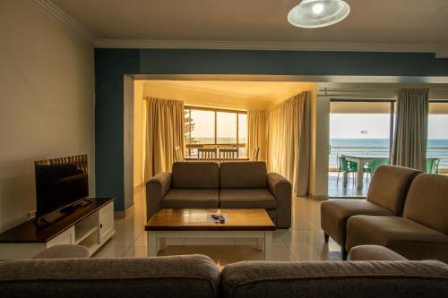 乌旺戈海滩Saints View Resort Unit 24的带沙发和电视的客厅