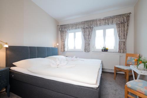 吕本瑙Ferienwohnung Wilke的一间卧室设有一张大床和一个窗户。
