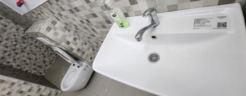 萨拉热窝Urban villa的浴室配有白色水槽和卫生间。