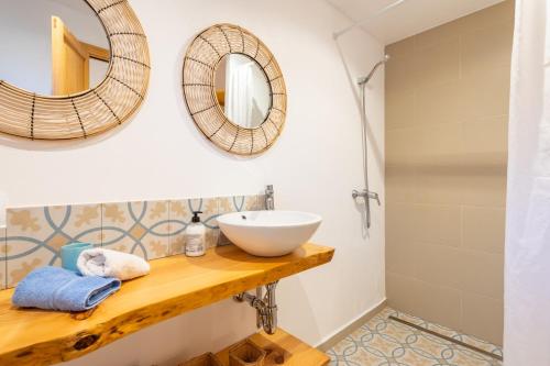 坎波斯Marina Ses Covetes的浴室设有水槽和墙上的镜子
