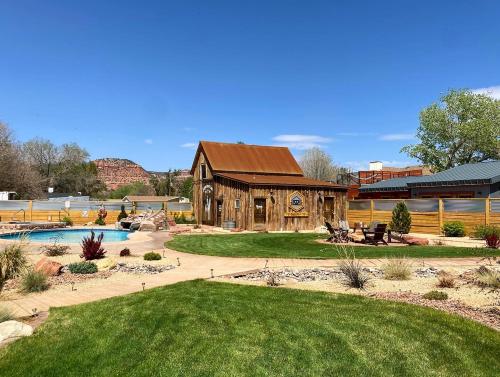 卡纳布Timber & Tin G 2Bed 2Bath w Pool & Rooftop Deck的一个带游泳池和房子的度假屋