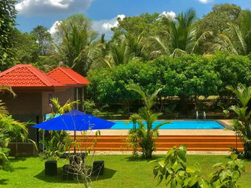 阿努拉德普勒Yatinuwara Bungalow的一个带游泳池和房子的度假胜地