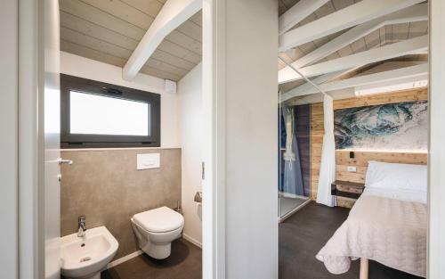 科斯特曼诺Cielo&Terra Resort的浴室设有床、卫生间和水槽。