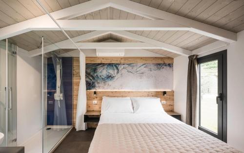 科斯特曼诺Cielo&Terra Resort的一间卧室设有一张大床和一个窗户。