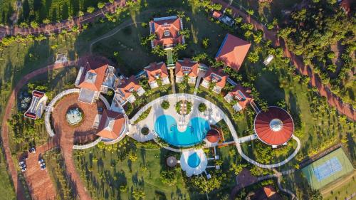 里贝朗克拉鲁Daj Resort & Marina的享有带游泳池的度假村的空中景致