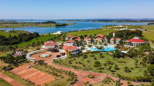 里贝朗克拉鲁Daj Resort & Marina的享有度假胜地的空中湖景