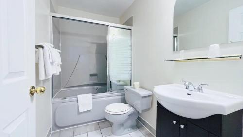 哈利法克斯康梦思酒店的白色的浴室设有卫生间和水槽。